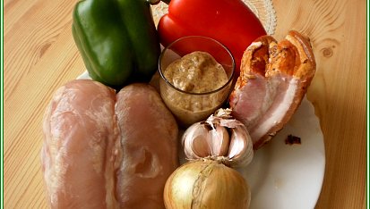 Slaninou protkaná kuřecí prsa v hořčičné šťávě, část použitých surovin