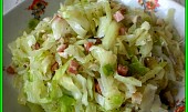Zelný salát se slaninou a kuřecím masem