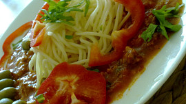 Špagety  Napoli s masem,zeleninou a s olivami