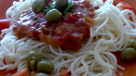 Špagety  Napoli s masem,zeleninou a s olivami