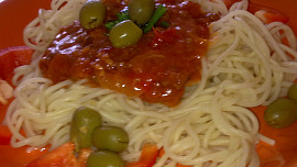 Špagety  Napoli s masem,zeleninou a s olivami