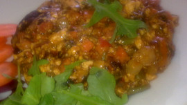 Barevné, křehké  tofu s paprikovou pastou a zeleninou