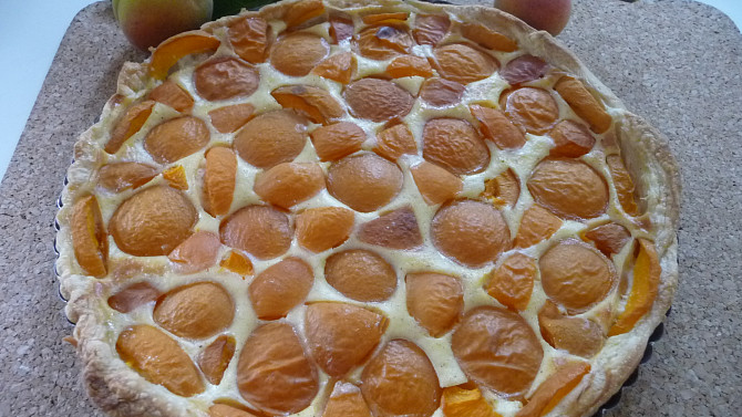 Jednoduchý meruňkový koláč z listového těsta, Hotový upečený koláč