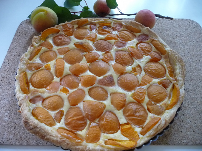 Jednoduchý meruňkový koláč z listového těsta, Hotový upečený koláč