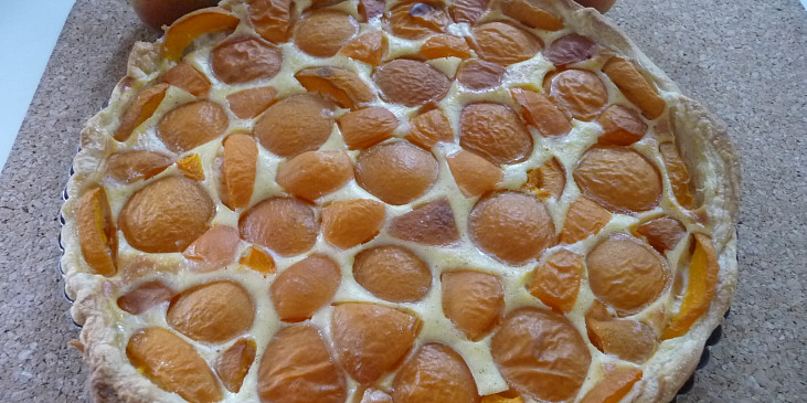 Jednoduchý meruňkový koláč z listového těsta (Hotový upečený koláč)