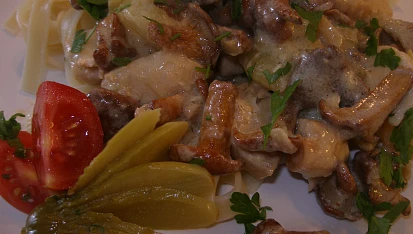 Kuřecí ragú s liškami a kyselými okurkami