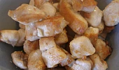 Kuřecí ragú s liškami a kyselými okurkami