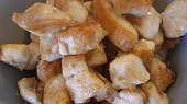 Kuřecí ragú s liškami a kyselými okurkami