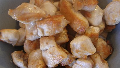 Kuřecí ragú s liškami a kyselými okurkami
