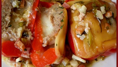 Pikantní tvarůžkové papriky, detail pokrmu i na řezu