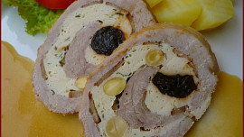 Vepřová roláda s kuřecím masem, mandlemi a sušenými švestkami