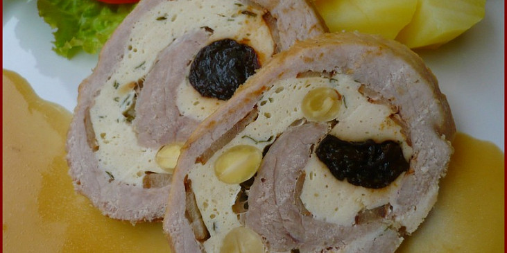 Vepřová roláda s kuřecím masem, mandlemi a sušenými švestkami