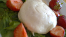 Zapečený kozí sýr na rukolovém salátku s medovo-balsamikovým dresinkem