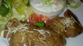 Králičí játra na divoko se dvěmi druhy dipů a se zeleninovým salátem