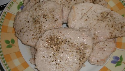 Vepřová kotleta s klobásou a žampióny