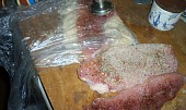 Vepřový řízek na houbách se sýrem, lahůdkovou cibulkou a rajčetem (naklepeme v sáčku se strouhankou...)