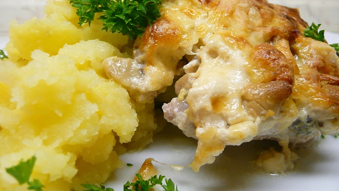 Zapečené kotlety s houbami