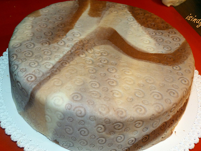 Korpus na dort - jeho plnění a potahování marcipánem, výsledek