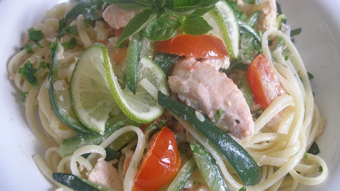 Linguine s cuketou a lososem