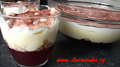 Trifle (Vpředu jedna porce v malé skleničce - vzadu tradičně ve velké míse)