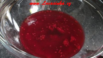 Trifle, první vrstva z malinového želé