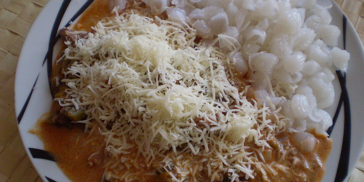 Vepřové kousky s česnekovými výhonky (Sypeme sýrem a můžeme přizdobit červenou paprikou)