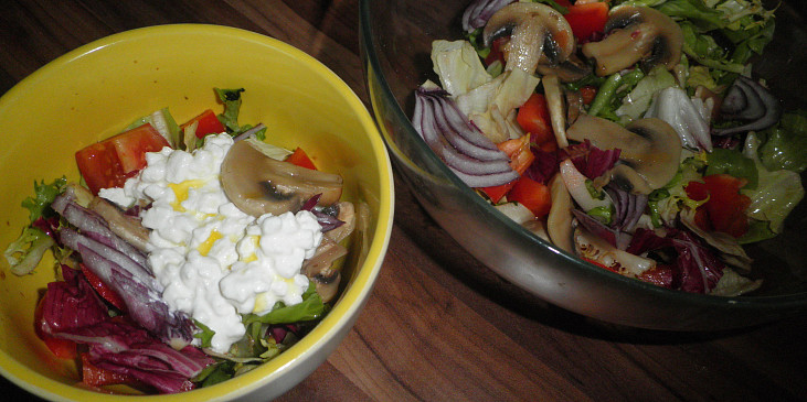 Zeleninový salát se žampiony, bylinkami a balsamicem