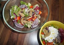 Zeleninový salát se žampiony, bylinkami a balsamicem