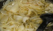 Máslové šťouchané brambory, Cibulka smažená na másle a olivovém oleji.