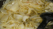Máslové šťouchané brambory, Cibulka smažená na másle a olivovém oleji.