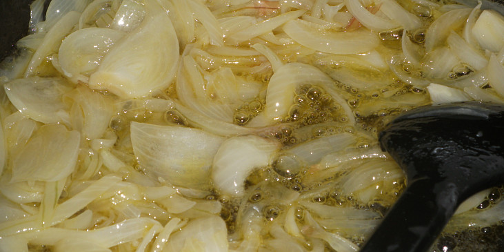 Cibulka smažená na másle a olivovém oleji.
