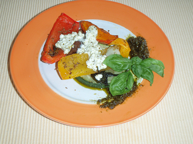 Pečená zelenina s bazalkovo-sýrovou omáčkou