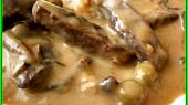 Srdíčko z papiňáku na smetaně a hrášku, detail pokrmu