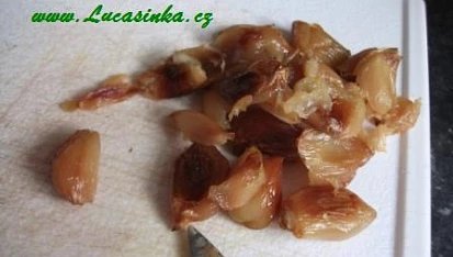 Krémová polévka z pečeného česneku, upečený česnek oloupaný