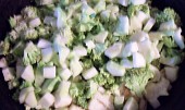 Lilková polévka s brokolicí (nakrájíme zeleninu...)