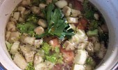 Lilková polévka s brokolicí (vaříme...)