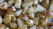 Salát z pečených brambor