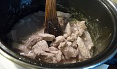 Vepřové nudličky v jogurtové marinádě s bylinkami, restování masa