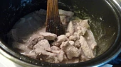Vepřové nudličky v jogurtové marinádě s bylinkami, restování masa