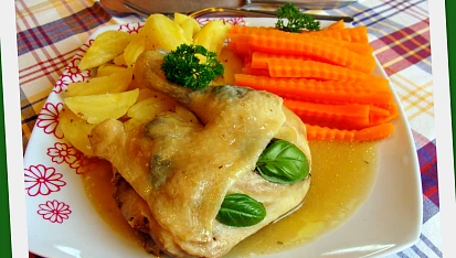 Voňavá bylinková kuřecí stehna s mrkvičkou  - parní hrnec