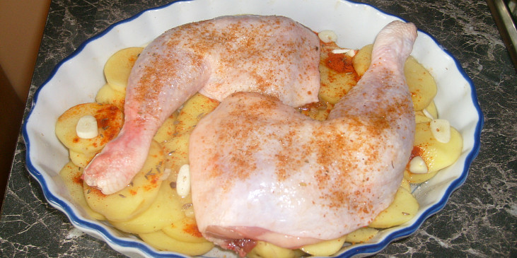 Kuřecí čtvrtky pečené na bramborách