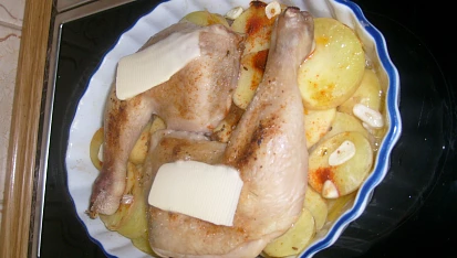 Kuřecí čtvrtky pečené na bramborách