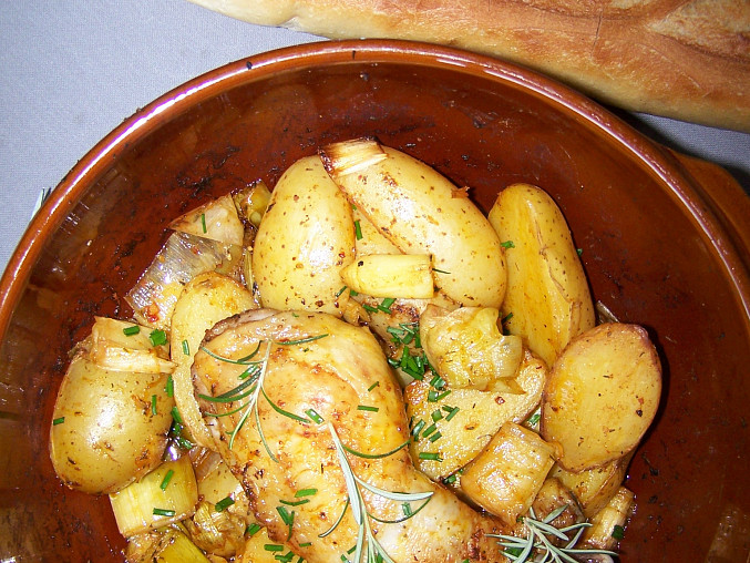 Kuřecí stehna na pórku s pečenými brambory a uzenou paprikou