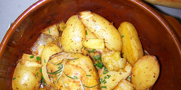 Kuřecí stehna na pórku s pečenými brambory a uzenou paprikou