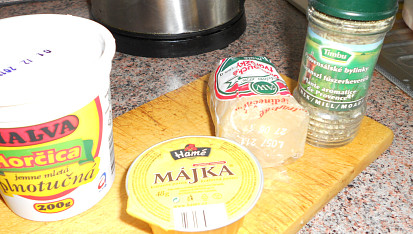 Kuřecí prsíčka s tvarůžky, paštikou a česnekem