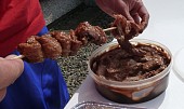 Grilovaná krůtí prsa "Satay" (proces napichovania mäsa na paličky :-))