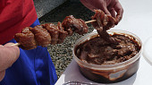Grilovaná krůtí prsa "Satay", proces napichovania mäsa na paličky :-)