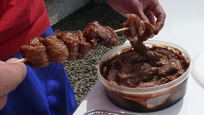 Grilovaná krůtí prsa "Satay", proces napichovania mäsa na paličky :-)