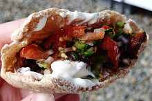pitta plnená hotovým mäsom, salsou a kyslou smotanou