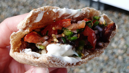 Grilovaná krůtí prsa "Satay", pitta plnená hotovým mäsom, salsou a kyslou smotanou